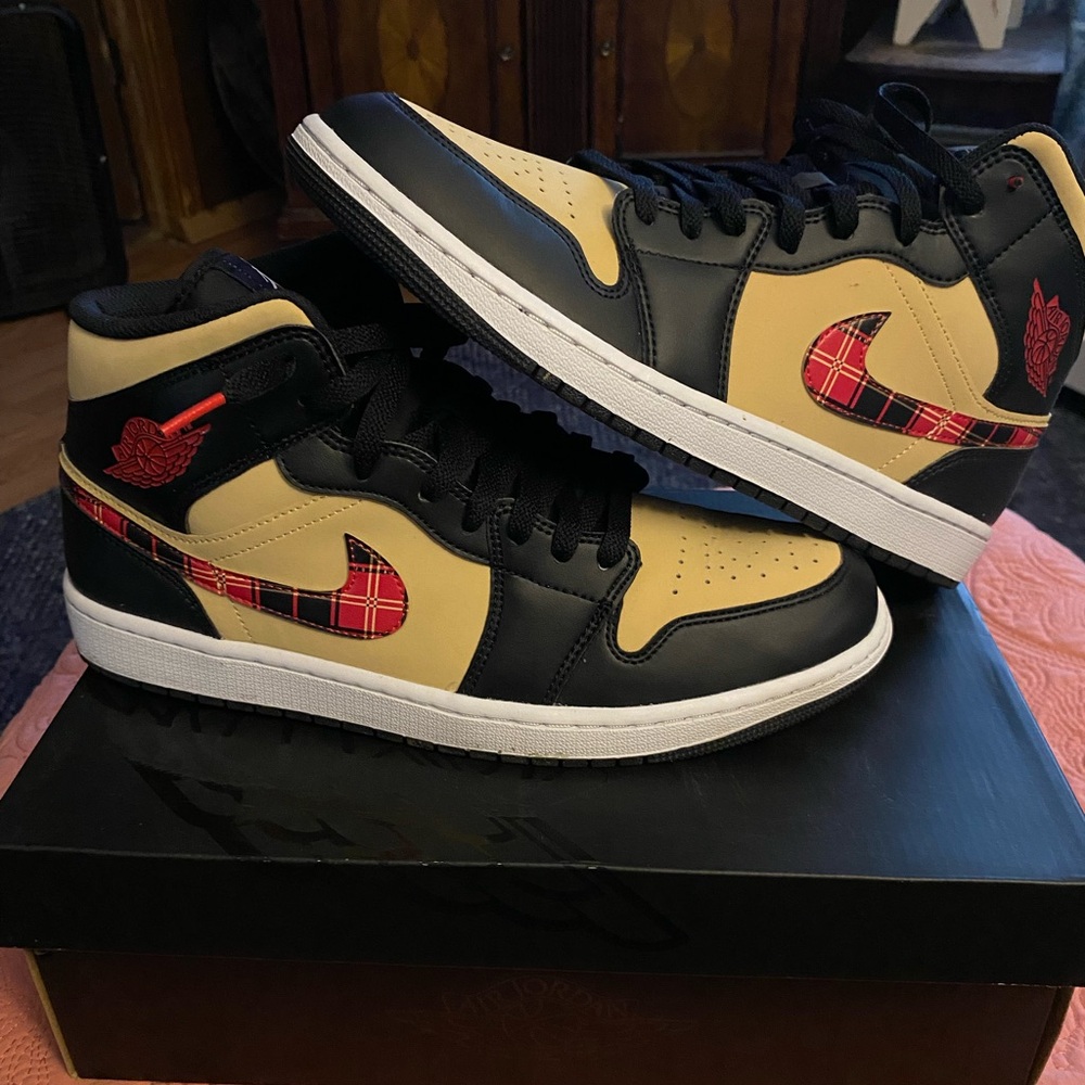 Nike Men's Black and Tan Sneakers with Red Plaid Accents